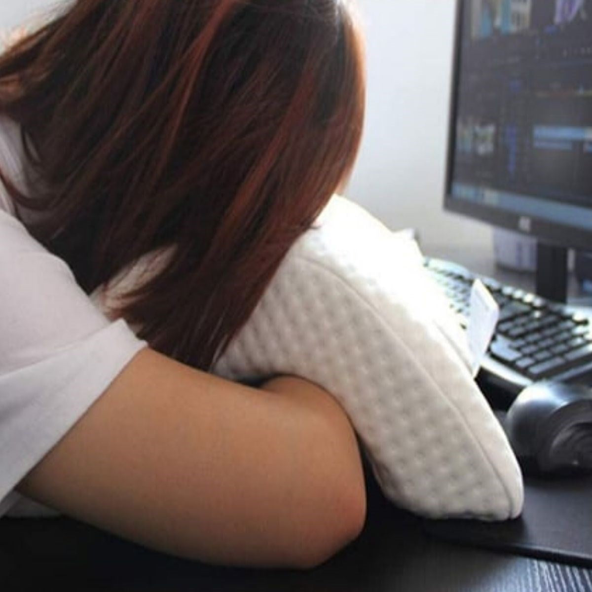 Nuvia Home® % 100 Visco Kavisli Ortopedik Yıkanabilir Kumaş Kılıflı Bel Boyun Bacak Ağrıları İçin Yastık