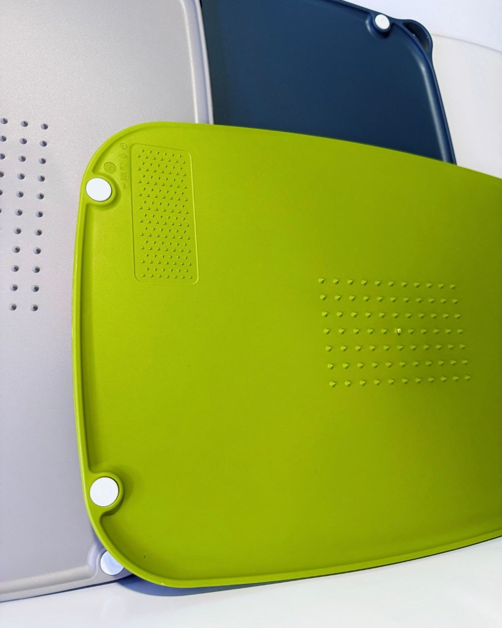 Kaymaz Ayaklı Çift Taraflı Renkli Plastik Kesme ve Doğrama Tahtası – Kaydırmaz Taban, Sarımsak Ezme Alanlı